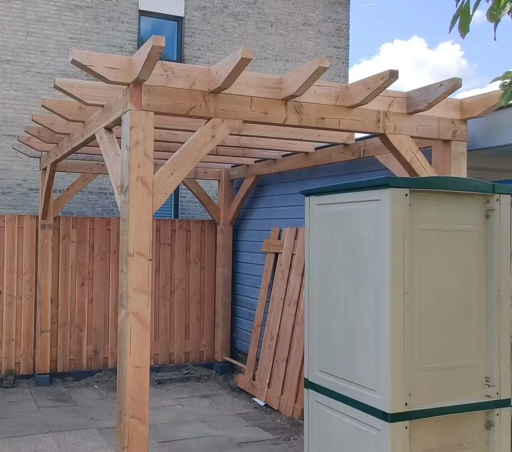 Elegante houten pergola in een tuin